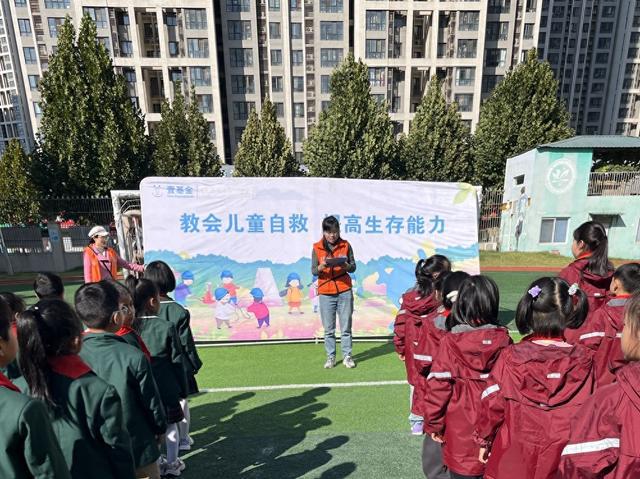 街小学：家长进课堂教学生自救尊龙凯时app郑州高新区莲花